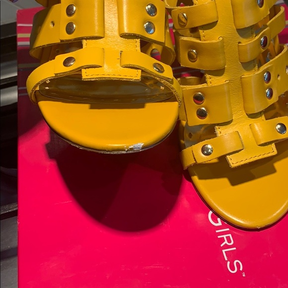 BCBGirls yellow heels - Picture 7 of 8